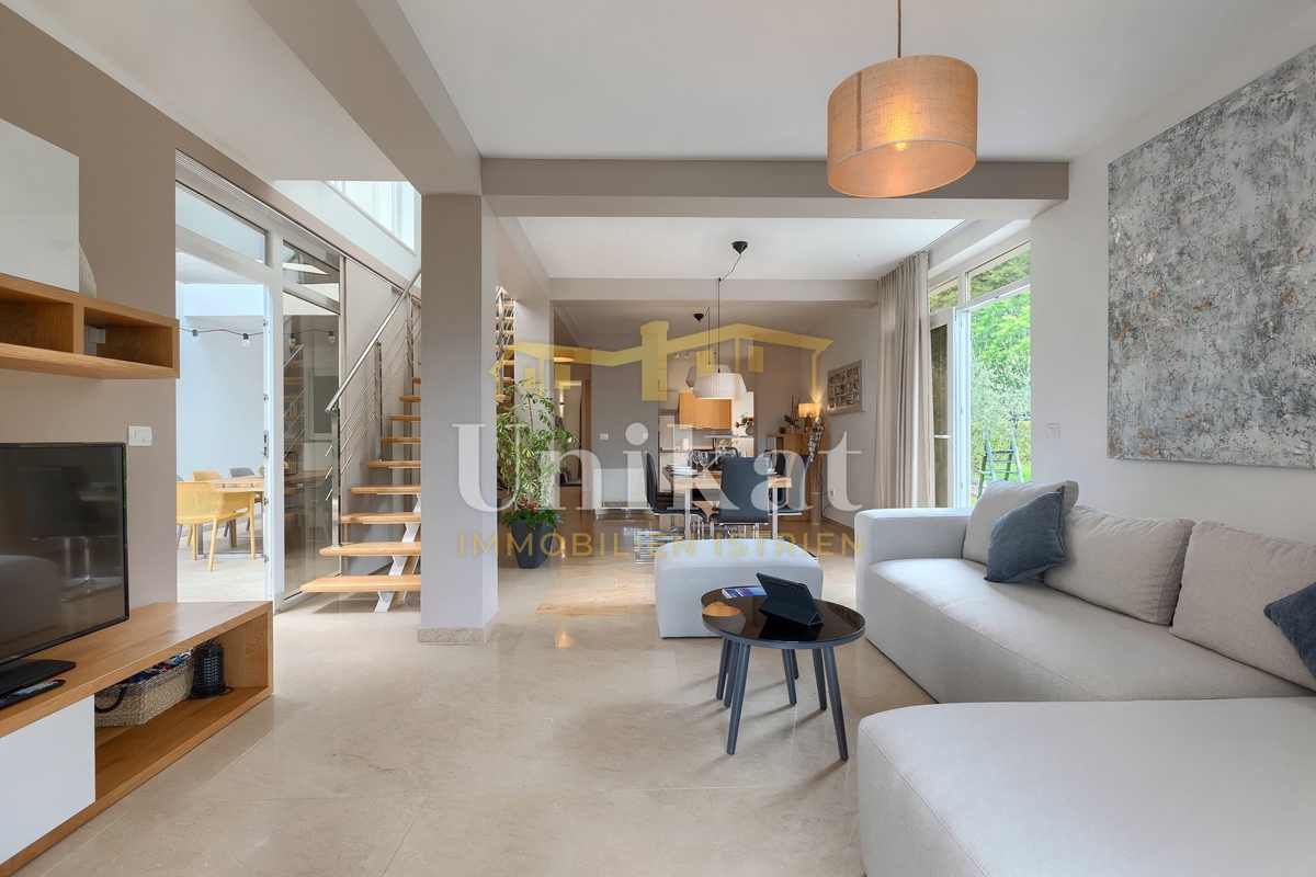 Villa moderna con piscina interna ed esterna